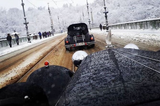Vintage Cars Prague - Grand City Tour 150min / 1-6 pers. 2,5hrs - Old Town power move: stopping at the Astronomical Clock