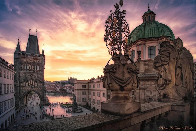 VIP Private tour Prague: Castle, Lunch, Beer, Boat - Lennon Wall in 15 Minutes: Short Stop, Real Meaning