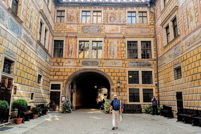 Walking private guided tour in Cesky Krumlov with local certified guide - English and group size: what it means for your day