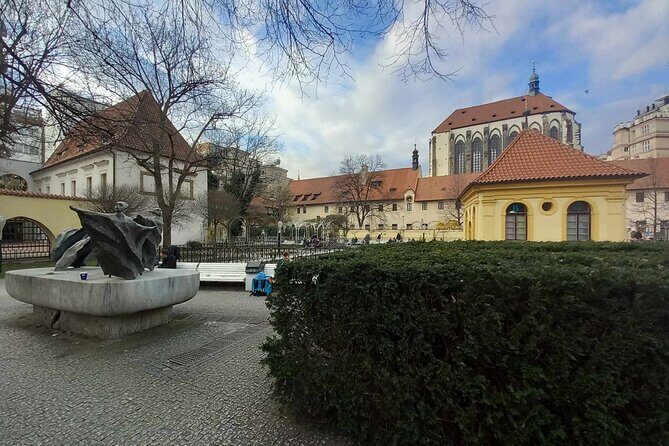 Walking Tour in Prague with Local Historian - Logistics that actually matter: where to meet, how to dress, what to bring