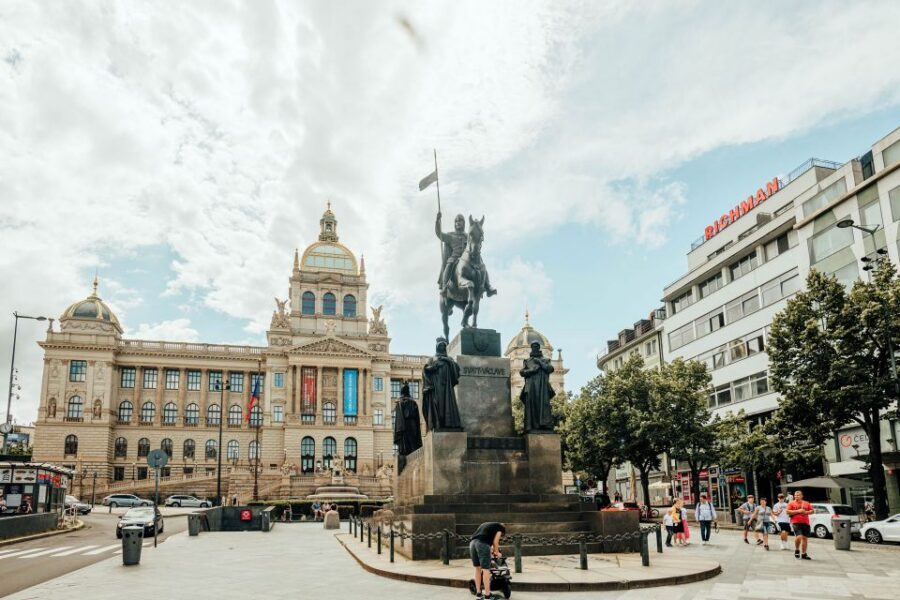 Walking tour of Prague in French : Nové Město - Modern Prague moments: House Who Dances and contemporary art
