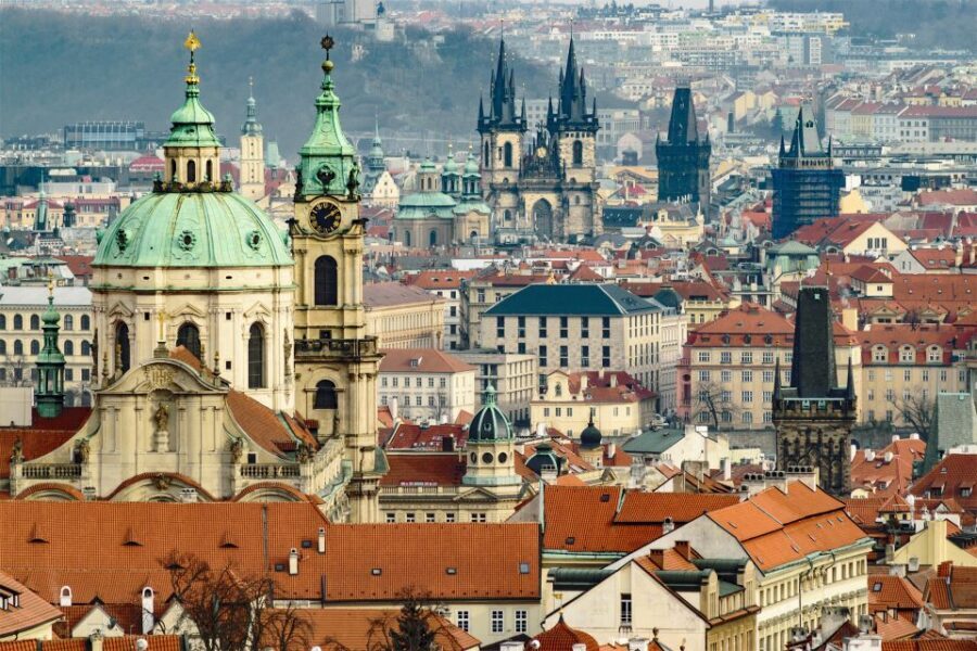 Walking tour of Prague in french: Old Town & Charles Bridge - A French walkthrough that turns Prague symbols into real stories