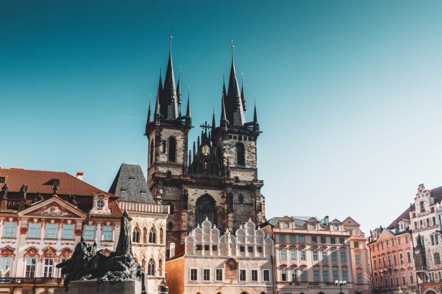 Walking tour of Prague in french: Old Town & Charles Bridge - From Týn Yard to Ungelt: courtyards and trade-era Prague