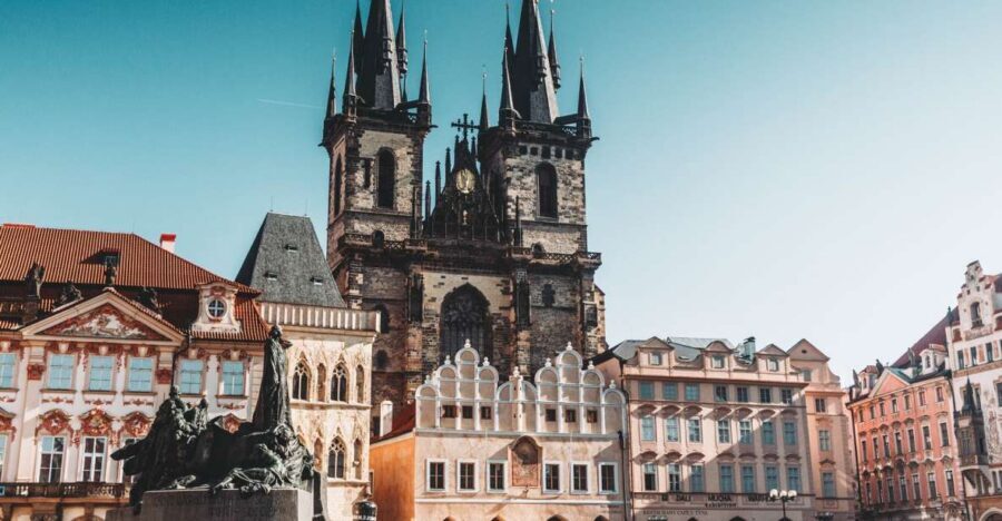 Walking tour of Prague in french: Old Town & Charles Bridge - Malé Náměstí and Mariánské náměstí: two small squares with sharp stories